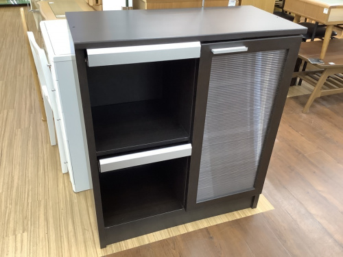 万能収納のフラップ扉キャビネット