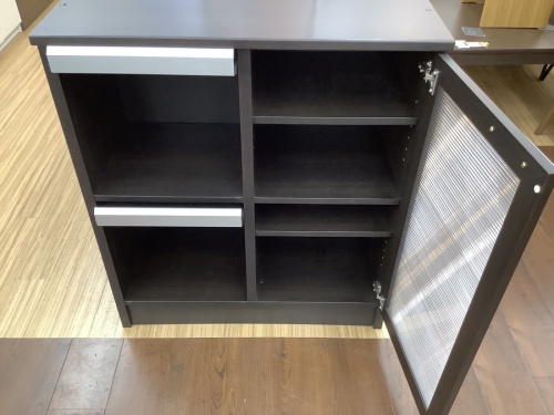 フラップ扉キャビネットのダークブラウン