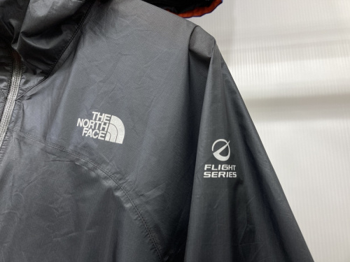 アウターのストライクトレイルフーディ