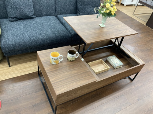 生活家具のテーブル