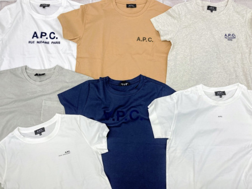 トップスのロゴTシャツ