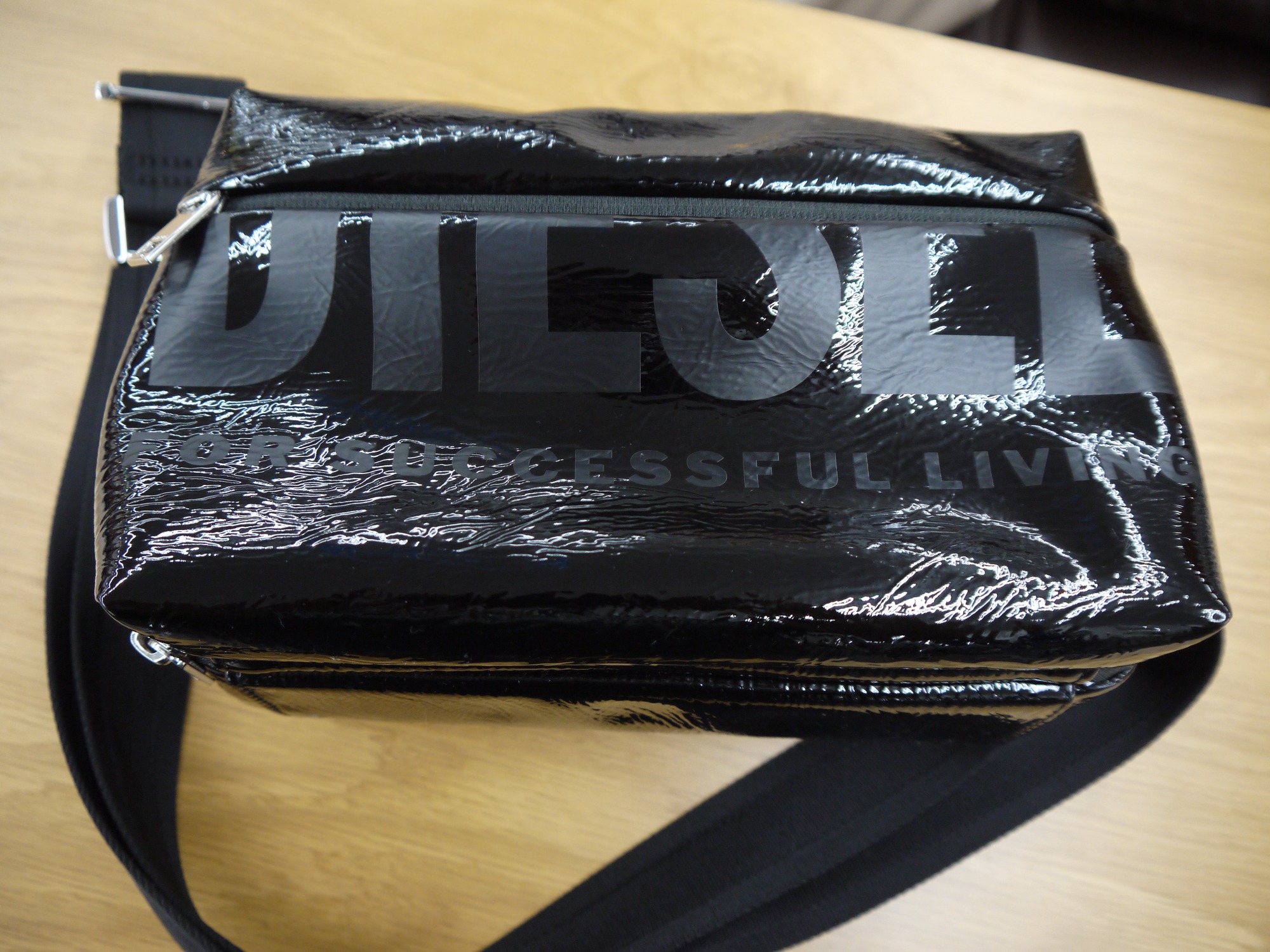 スーパーセール 目玉商品 DIESEL/ディーゼル】エナメルショルダーバッグのご紹介！｜2022 バッグ