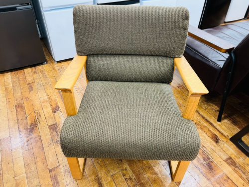 Karimoku（カリモク）】温かみのあるデザインの一人掛けソファーが入荷