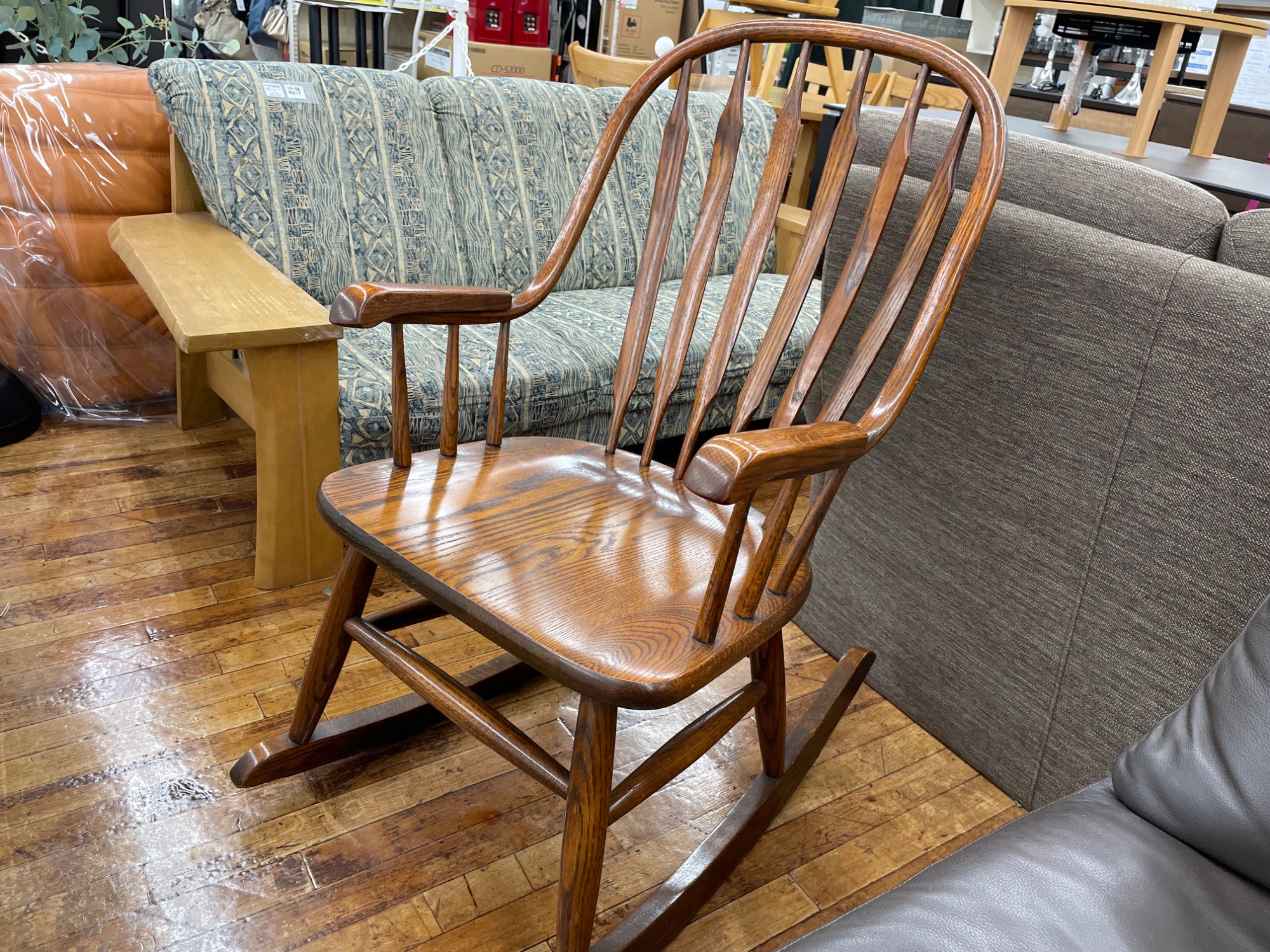 Shin Lee】一人掛けロッキングチェアー が入荷致しました
