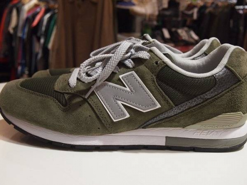 スニーカーのニューバランス（new balance）