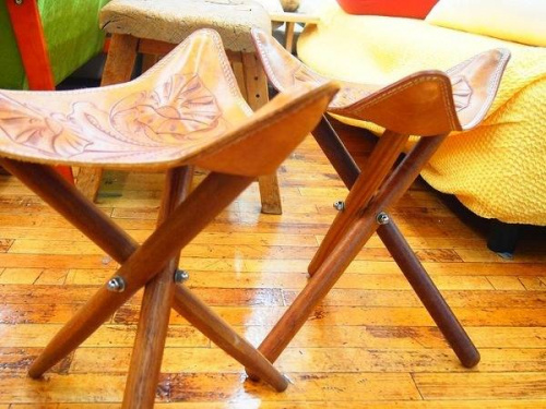 三脚イスのレザーチェア