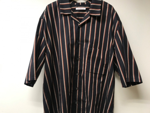 トップスのシャツ