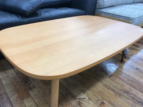 家具のテーブル