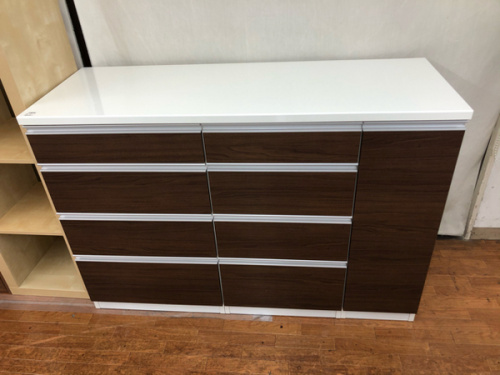 家具のテーブル