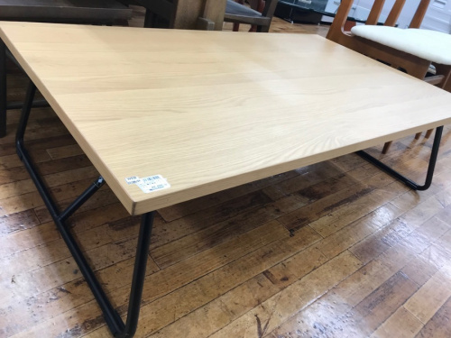 家具のテーブル