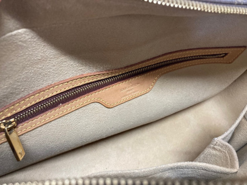 ショルダーバッグのLOUIS VUITTON