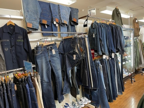 入間店古着の春物衣類