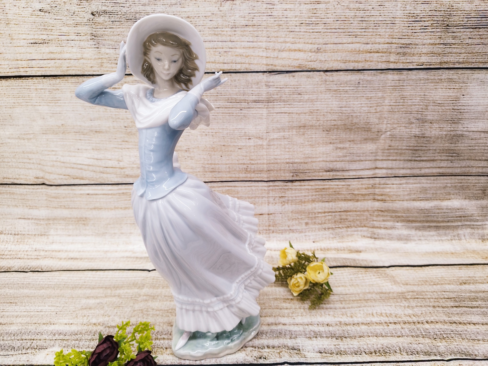 新店オープン】LLADRO（リヤドロ）のフィギュリン”春のそよ風”が