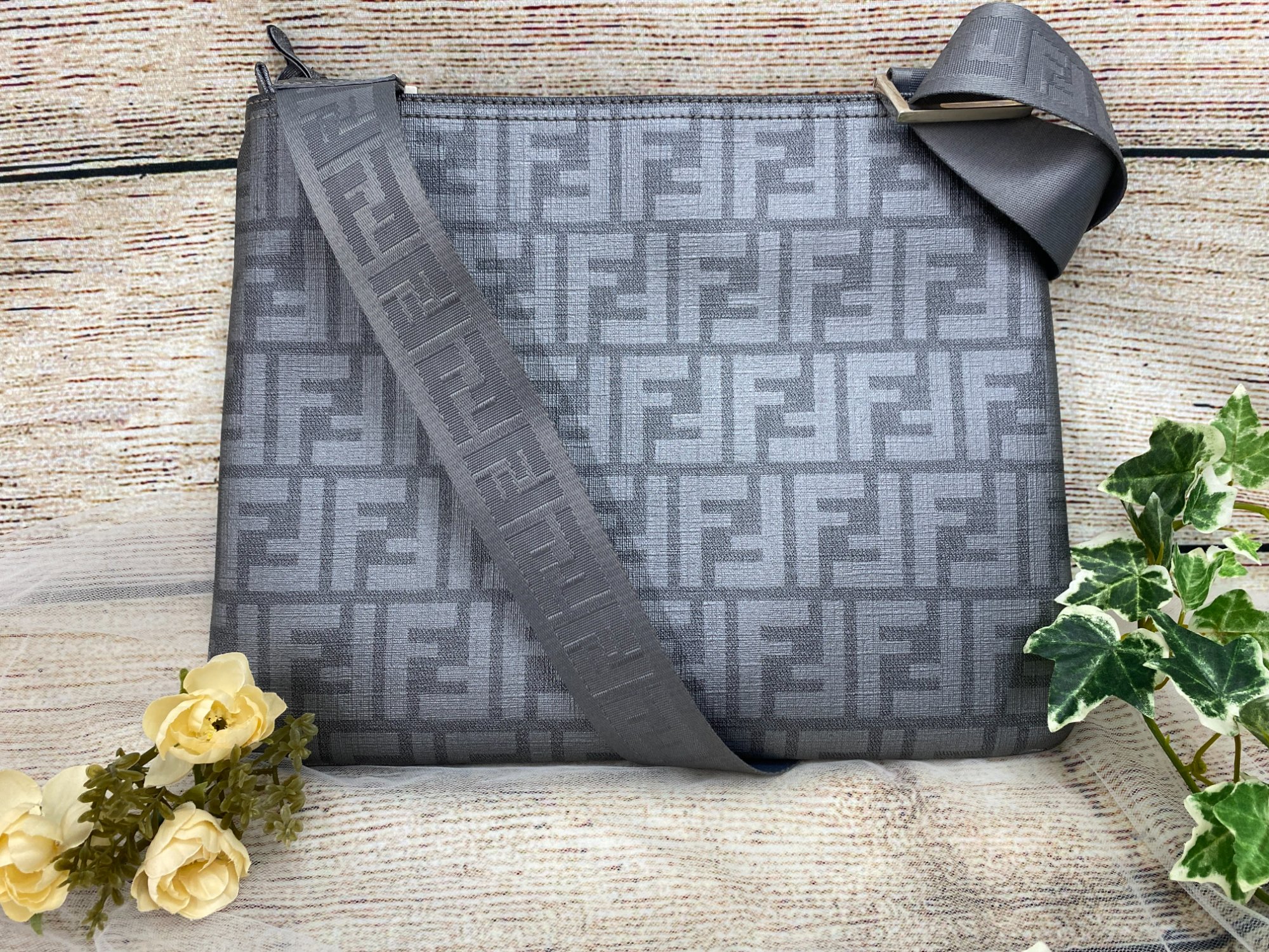 フェンディ　タオルケット　グレー　ズッカ FENDI / フェンディ】ズッカ ショルダーバッグ 7VA247｜シックなグレー