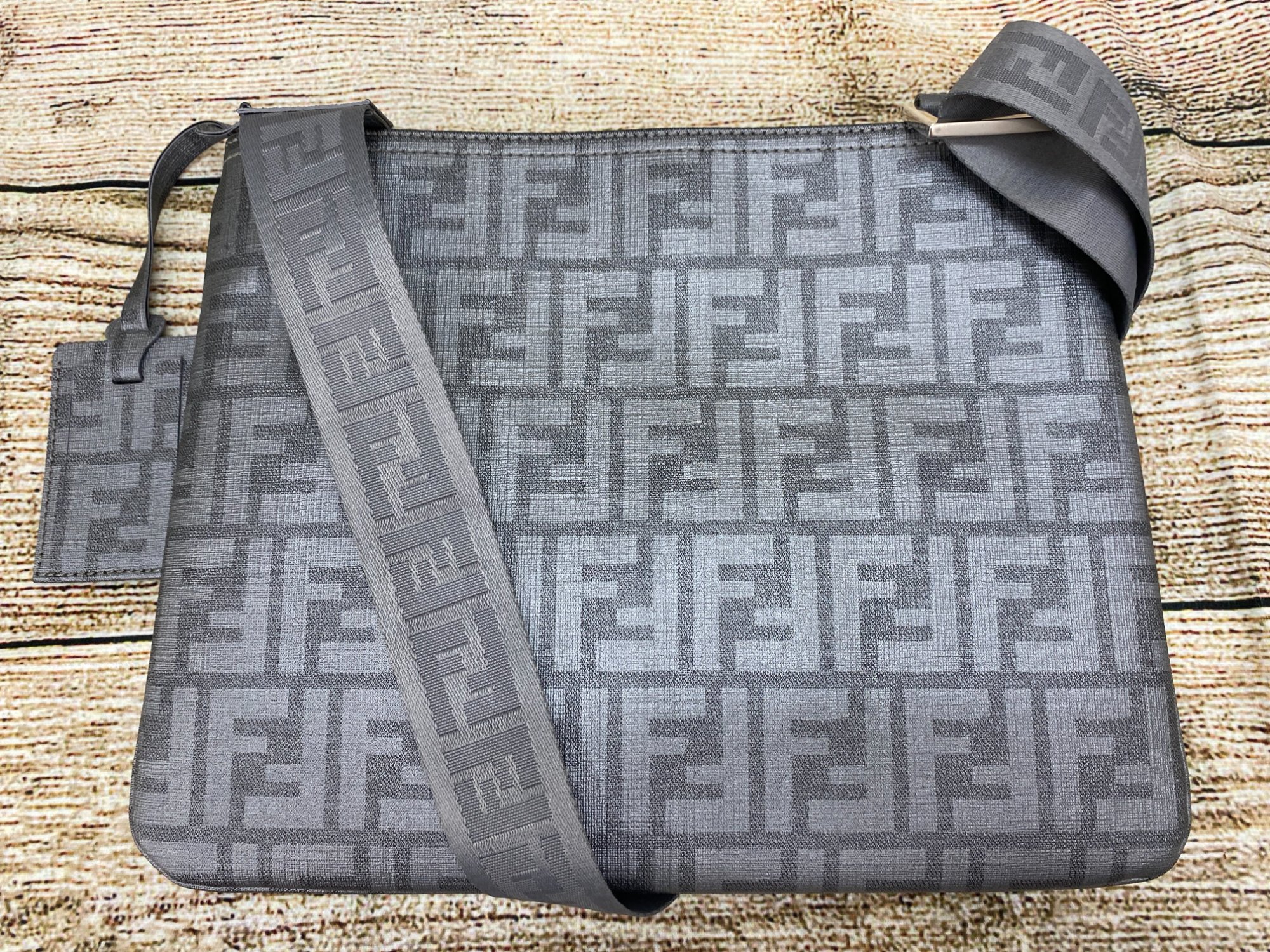 FENDI / フェンディ】ズッカ ショルダーバッグ 7VA247｜シックなグレー