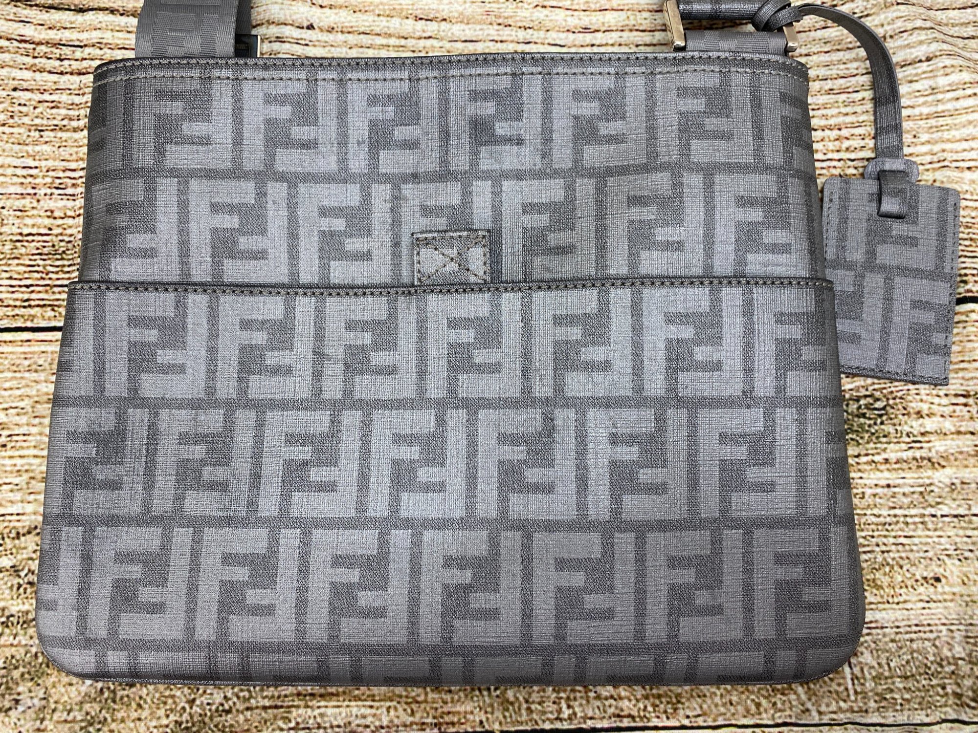 FENDI / フェンディ】ズッカ ショルダーバッグ 7VA247｜シックなグレー