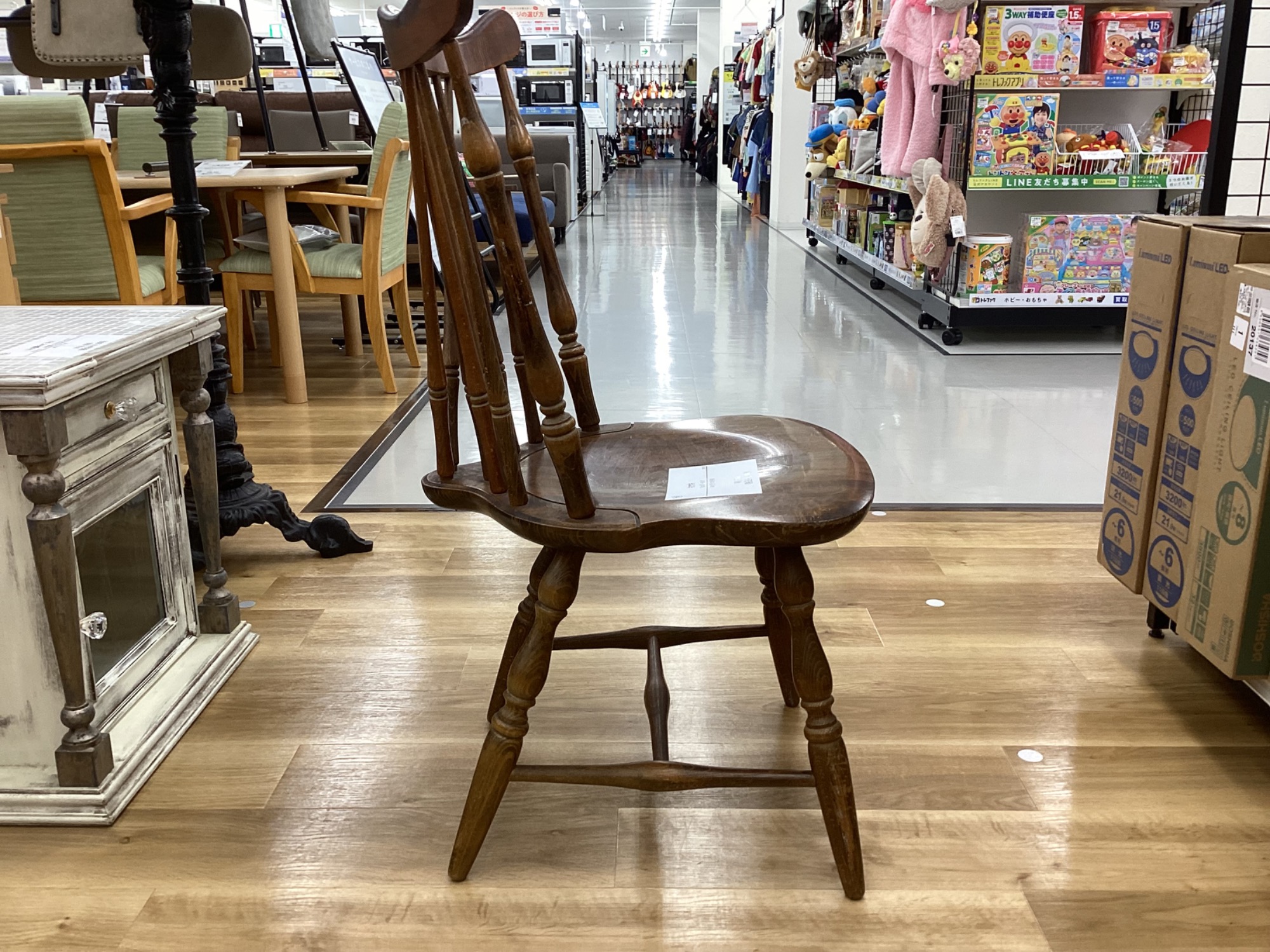 家具多数展示】キツツキのウィンザーチェアが入荷いたしました
