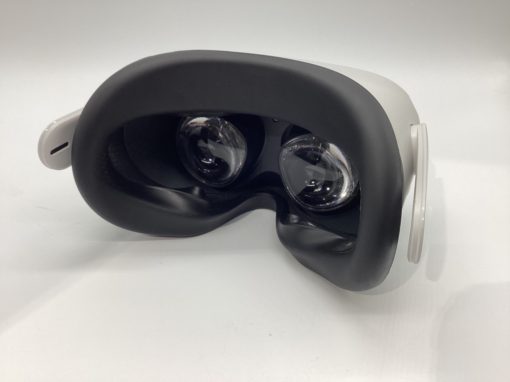 MetaのオールインワンVRヘッドセット【MetaQuest2】が買取入荷