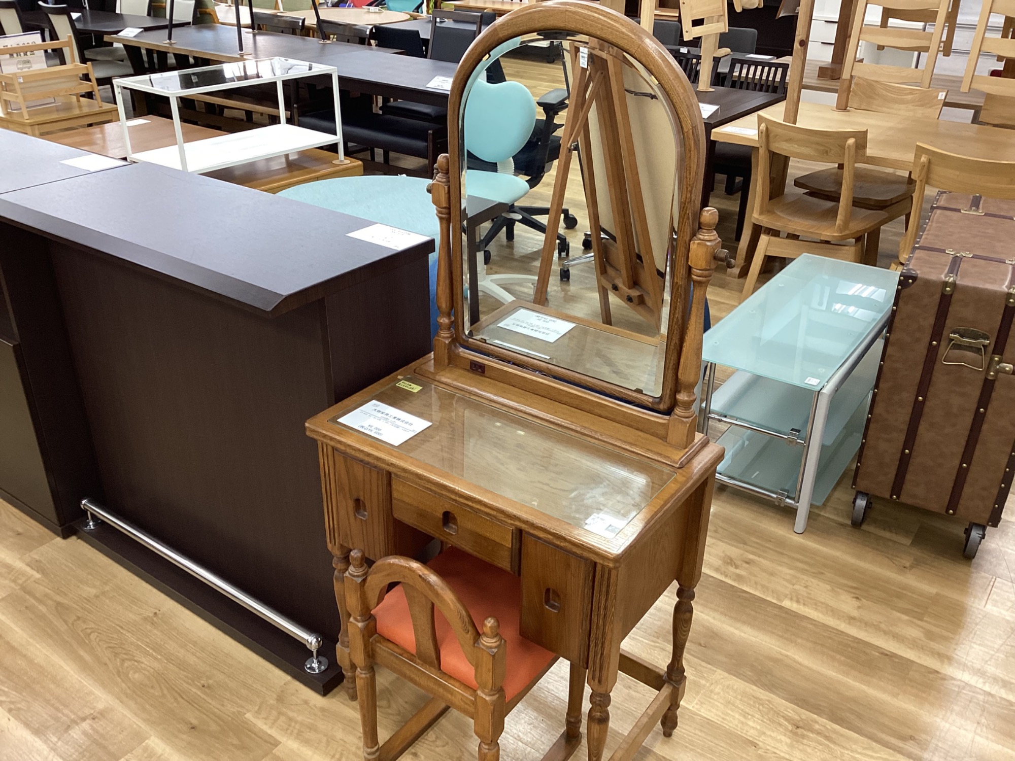 大畑家具工業のドレッサー（スツール付き）が入荷いたしました