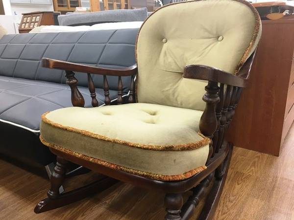 柏木工のロッキングチェア 古いです キズ スレありますが艶と味あります 柏木工のロッキングチェア 古いです キズ スレありますが艶と味