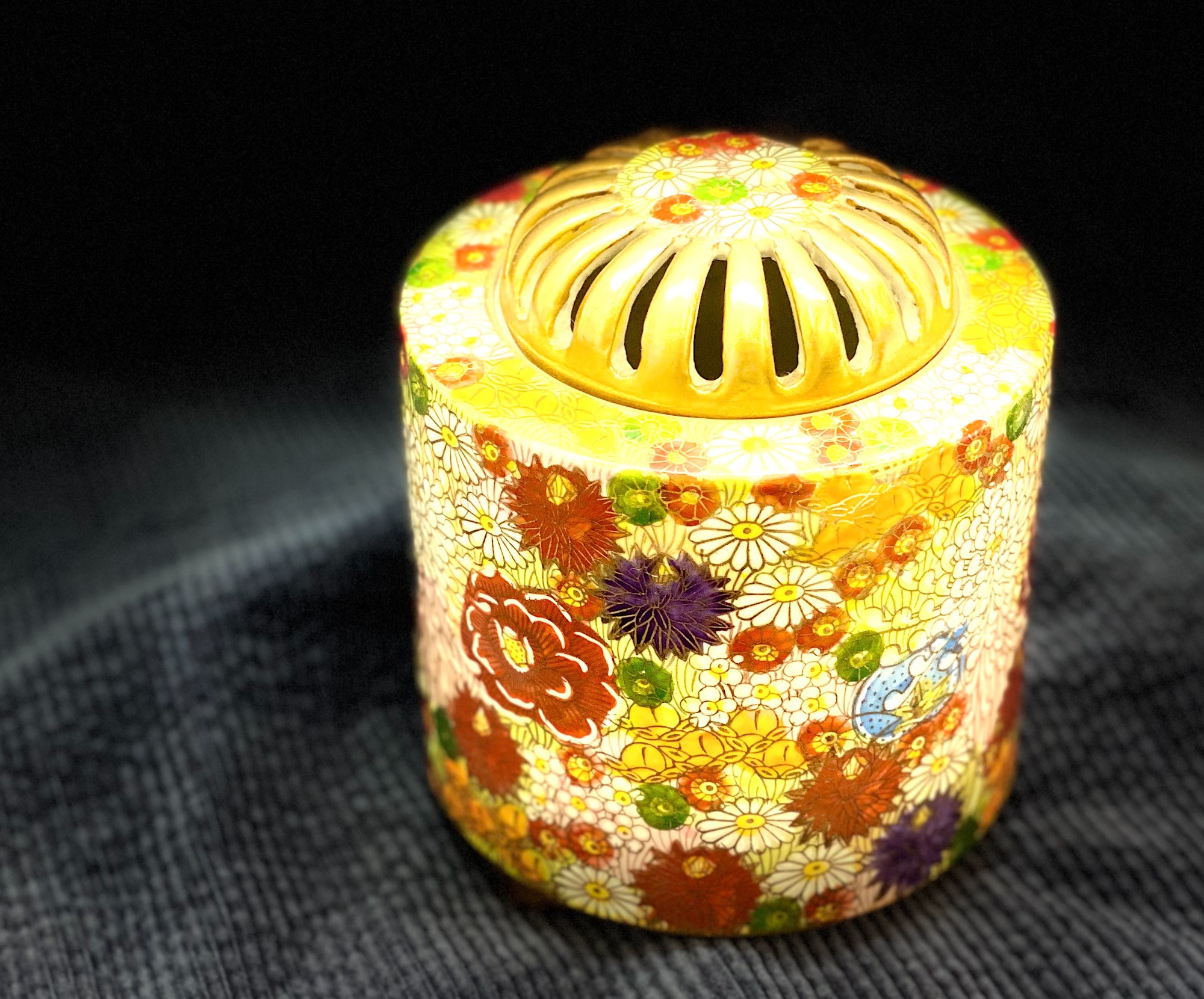 華やかな色彩！】九谷焼の金彩花ずくし香炉のご紹介！｜2023年05月17日