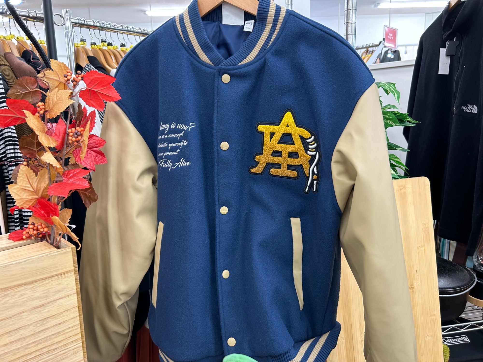 adidasネイビー ベージュ スタジャン、XLサイズ adidas originals 今すぐ着れる!!スタジャンが入荷しました！｜2023年