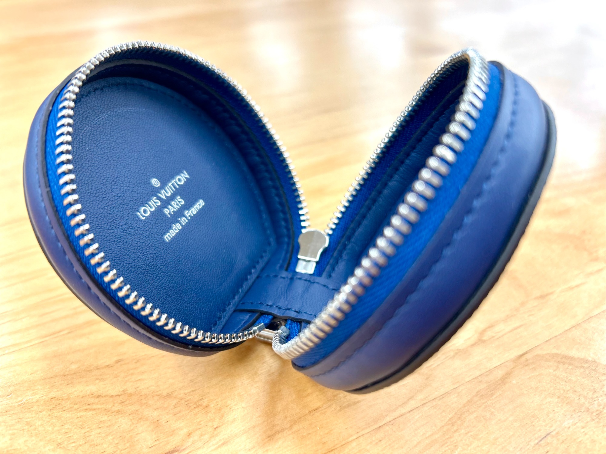 ルイヴィトン　青色モノグラムレザーイヤホンケース つけるだけでもおしゃれ?!☆】LOUIS VUITTONのイヤホンケース入荷