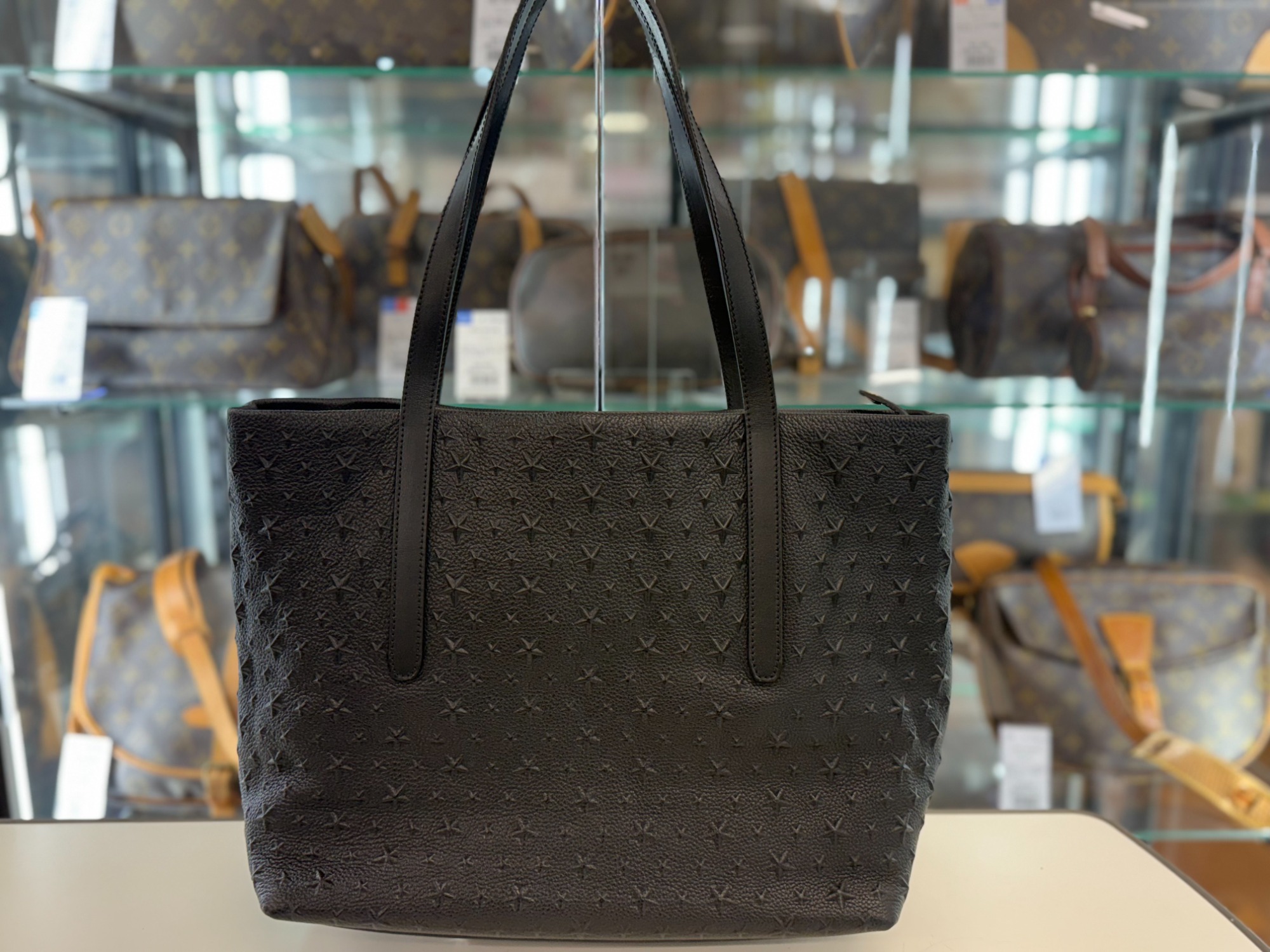 JIMMY CHOO】スターエンボス グレイニーレザー・トートバッグが入荷 