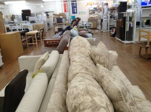 食器棚のソファー