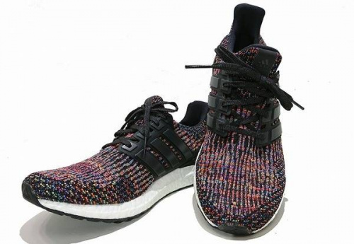 スニーカーのアディダス（adidas）