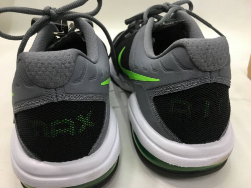 シューズのナイキ（NIKE）