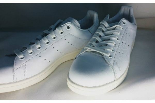スニーカーのアディダス（adidas）