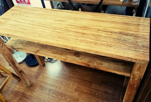 カウンターのデスク