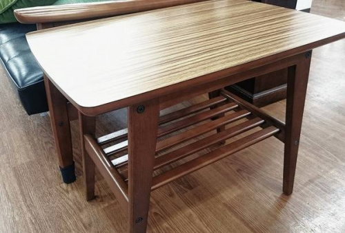 ソファのデスク