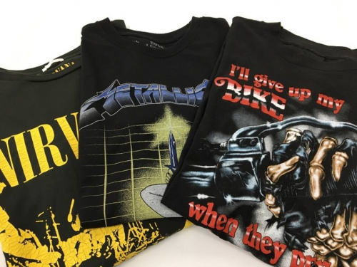 シャツのTシャツ