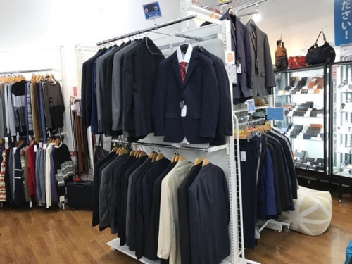 ビジネスアイテムのスーツ