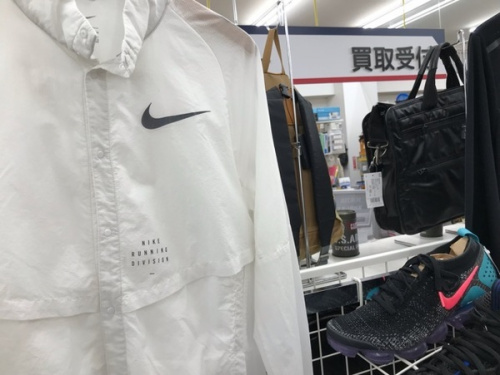 ナイキのアディダス