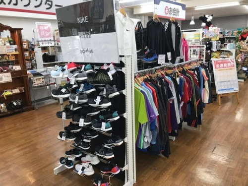 アディダス
