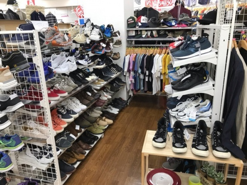 川越店衣類のスニーカー