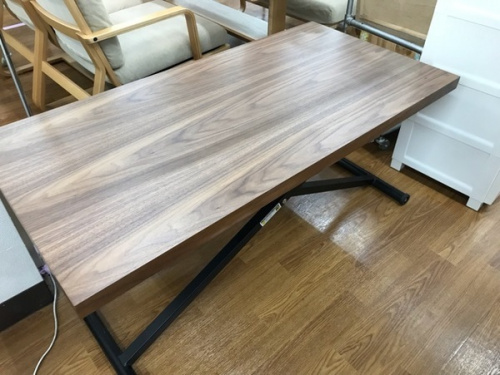家具のテーブル