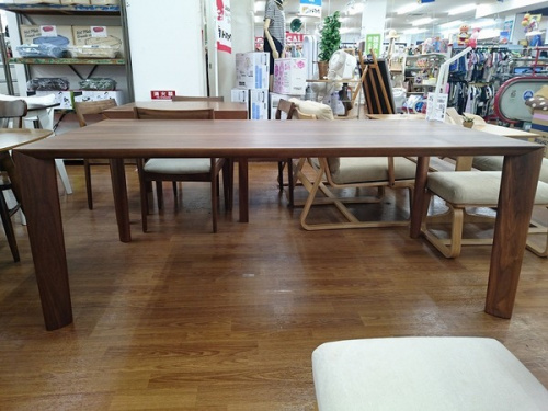 テーブルのイス