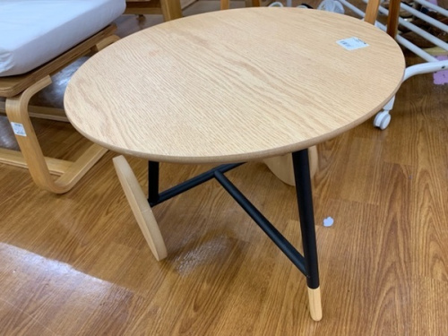 家具のテーブル