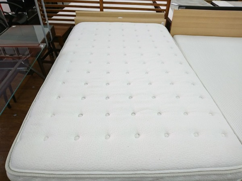 ベッドのセミダブルベッド