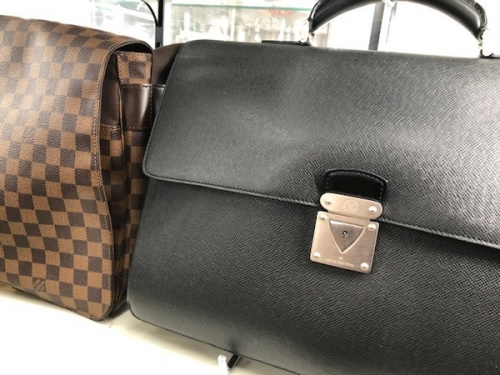 バッグの財布