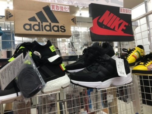 NIKEのadidas