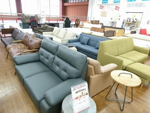 足を伸ばせるソファー！ カウチソファーあります！！【川越店】｜2019 