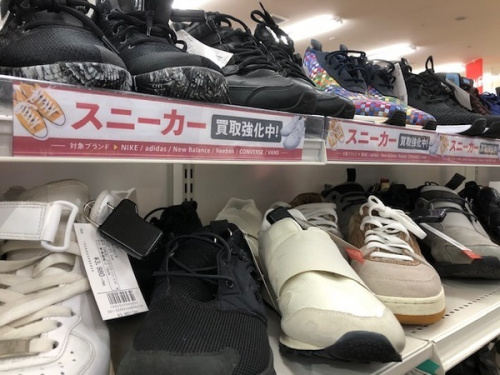 スニーカーのadidas