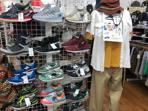 スニーカーのREEBOK