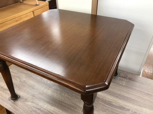 家具のテーブル