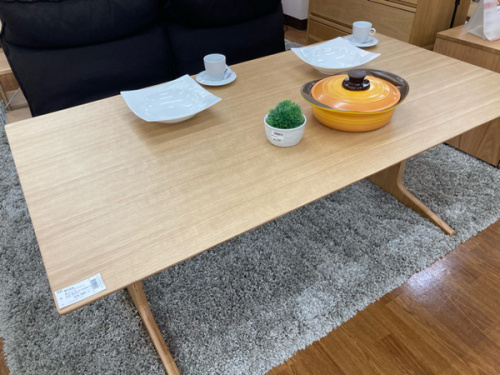 家具のテーブル
